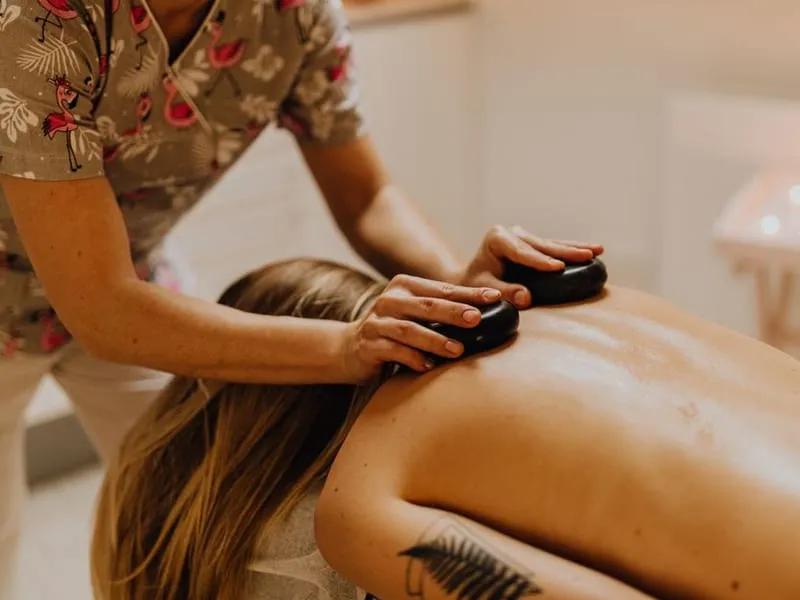 Massagem com Pedras Quentes